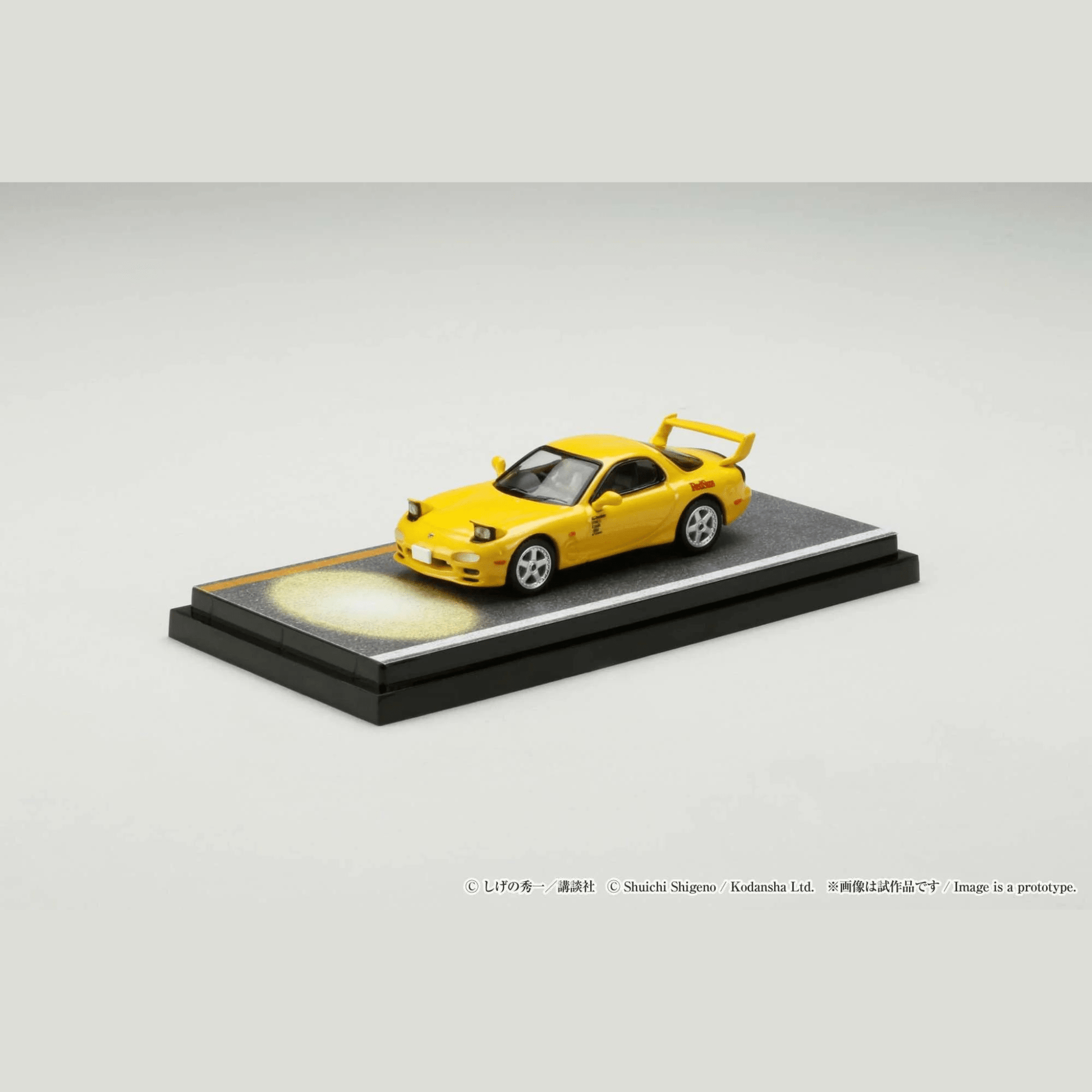 Mazda RX - 7 FD3S Red Suns Intial D VS Takeshi Nakazato et figurine Keisuke Takahashi Hobby Japan 1/64 - HJ645007DB