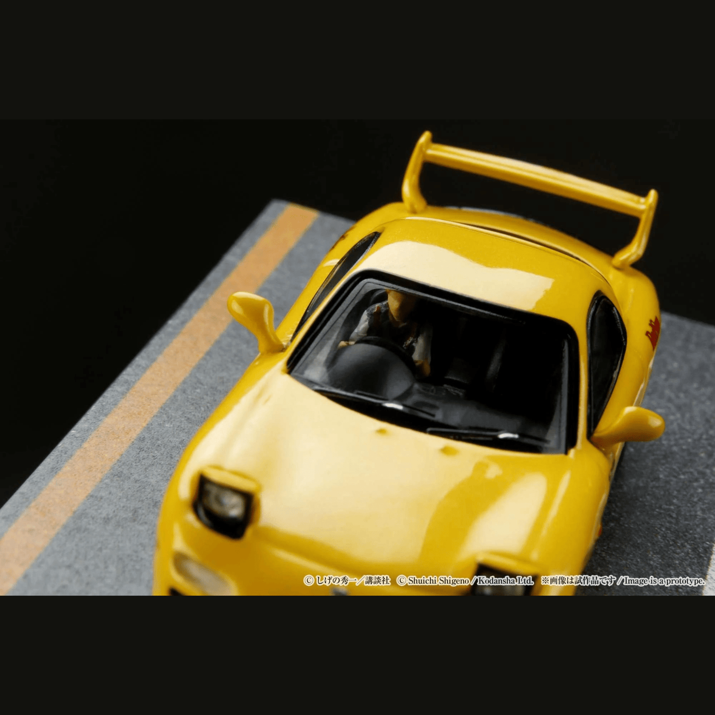 Mazda RX - 7 FD3S Red Suns Intial D VS Takeshi Nakazato et figurine Keisuke Takahashi Hobby Japan 1/64 - HJ645007DB