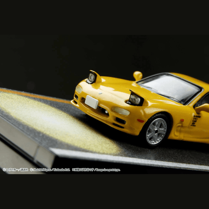 Mazda RX - 7 FD3S Red Suns Intial D VS Takeshi Nakazato et figurine Keisuke Takahashi Hobby Japan 1/64 - HJ645007DB