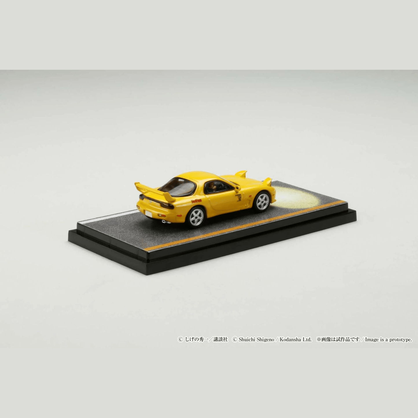 Mazda RX - 7 FD3S Red Suns Intial D VS Takeshi Nakazato et figurine Keisuke Takahashi Hobby Japan 1/64 - HJ645007DB