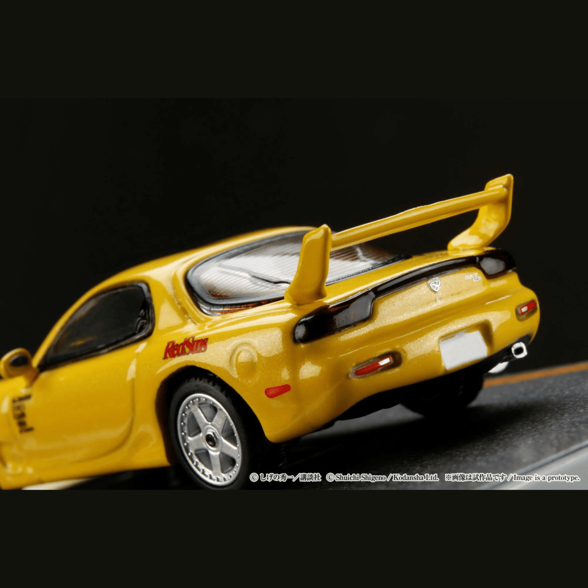 Mazda RX - 7 FD3S Red Suns Intial D VS Takeshi Nakazato et figurine Keisuke Takahashi Hobby Japan 1/64 - HJ645007DB