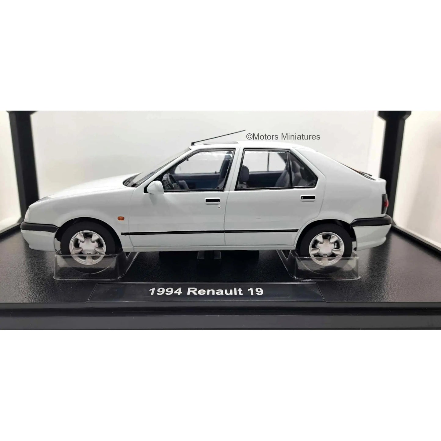 Renault 19 1994 Triple9 1/18 | Motors Miniatures